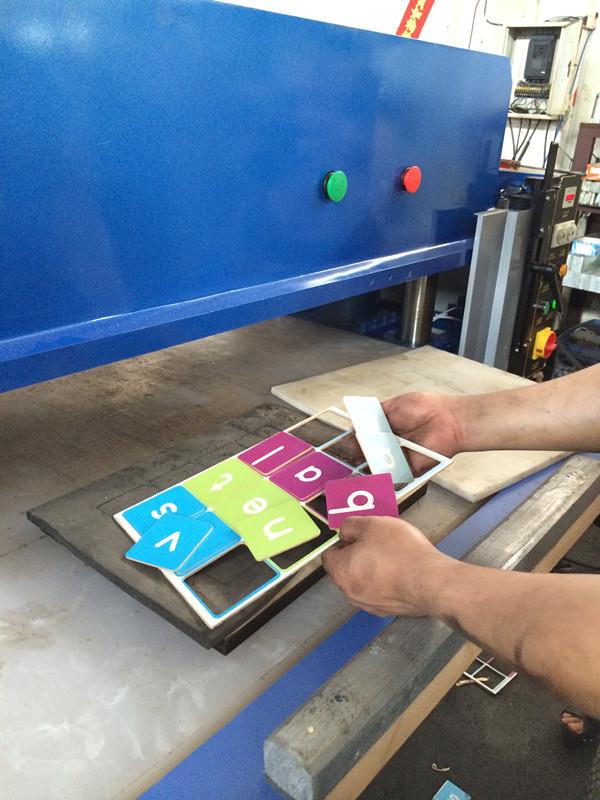 1jigsaw puzzle cutting machine