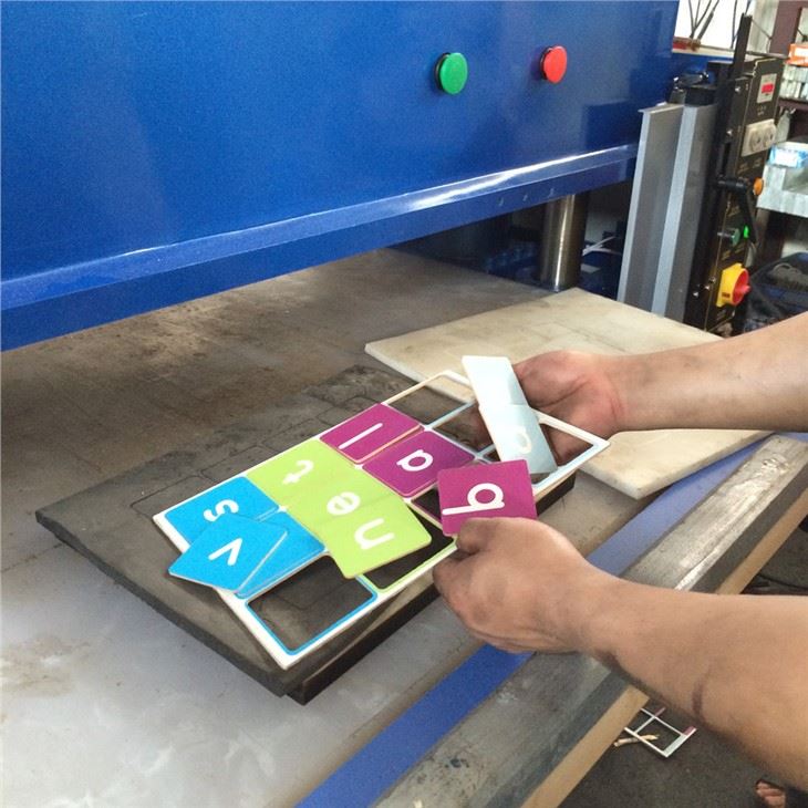 Jigsaw Puzzle Cutting Machine Jigsaw Puzzle Cutting Machine